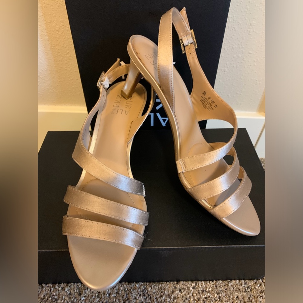 Strappy sandal, size 8